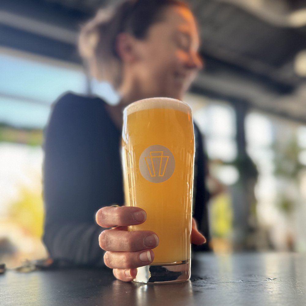 Panorama | 4.9% | Session Pale Ale | Highlighting the tropical notes of Bru-1 hops,
this crisp, lower-ABV brew boasts pineapple,
subtle stone fruit, and floral notes.