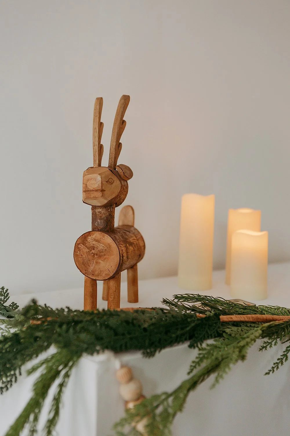 Christmas mini session decor for fireplace mantle.