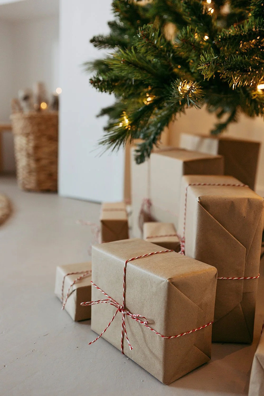 Christmas mini session ideas with presents under the tree.