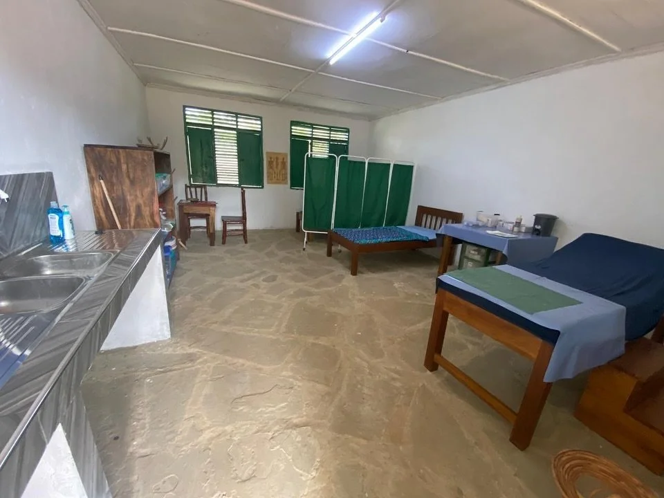 Onze First Aid Room in de @emylandchristiandianischool, ingericht door @kenya_support in maart 2024 en dagelijks druk in gebruik.

Deze ruimte wordt gebruikt indien &eacute;&eacute;n van de 500 leerlingen medische zorgen nodig heeft.

Tijdens ons bez