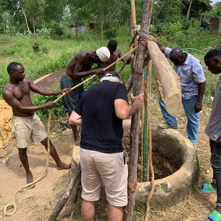 BOUW JE MEE? Help je ons om de waterput in het dorp Mwamtendo te finaliseren? Dit dorp heeft dringend vers water nodig!
STEUN JE ONS?
Elke gift is welkom. Fiscaal attest vanaf 40&euro;/jaar.
BE07737069240966
Asante sana🇰🇪