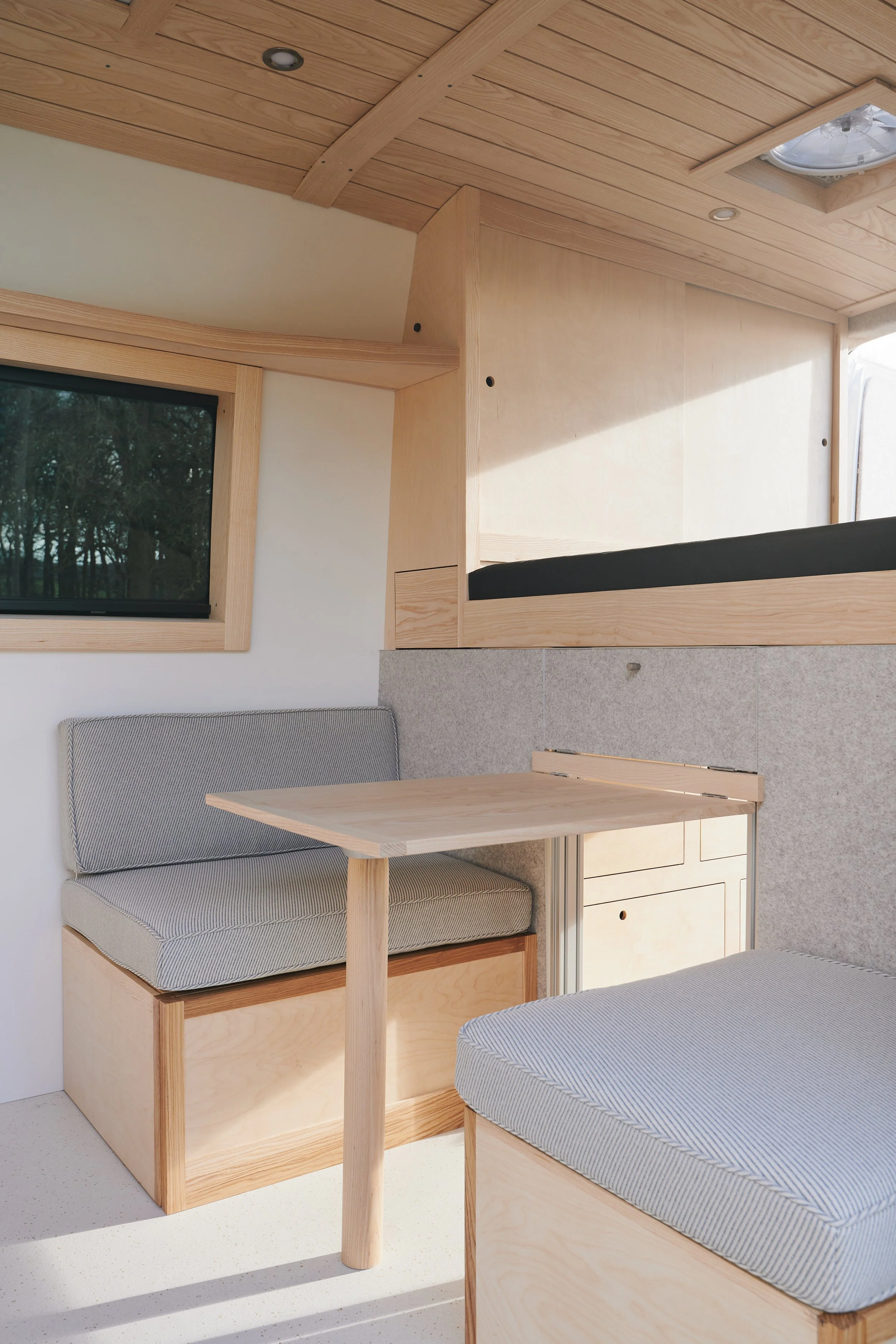 Table and chairs zoomed.jpg