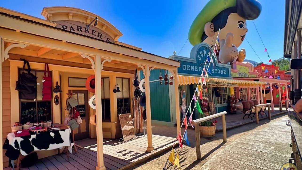 Universal-Studios-Tram-Tour-Nope-Set-Jupiter-Claim-Town-Scene-micechat.jpg