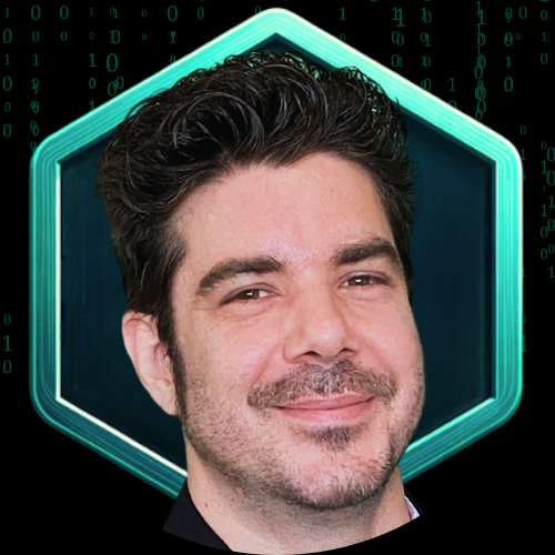 Ein Mann mit dunklen, gewellten Haaren und Bart, vor einem Hintergrund mit grünen Binärcodes und einer leuchtenden, hexagonalen Rahmen.