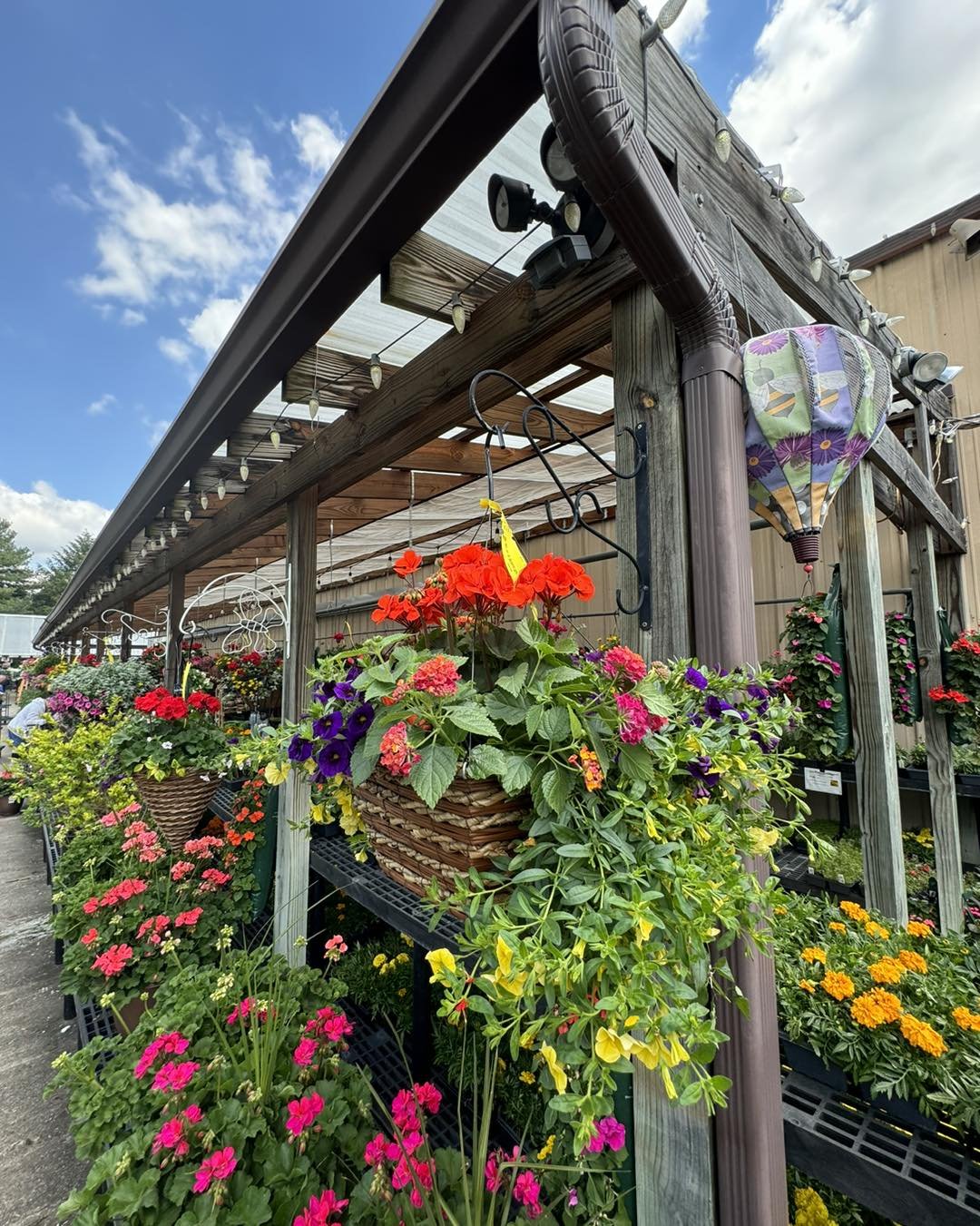 We are weekend ready and have the perfect gift for mom!
.
Whether it&rsquo;s a patio pot, blooming basket or pretty perennial we have what she&rsquo;ll love!