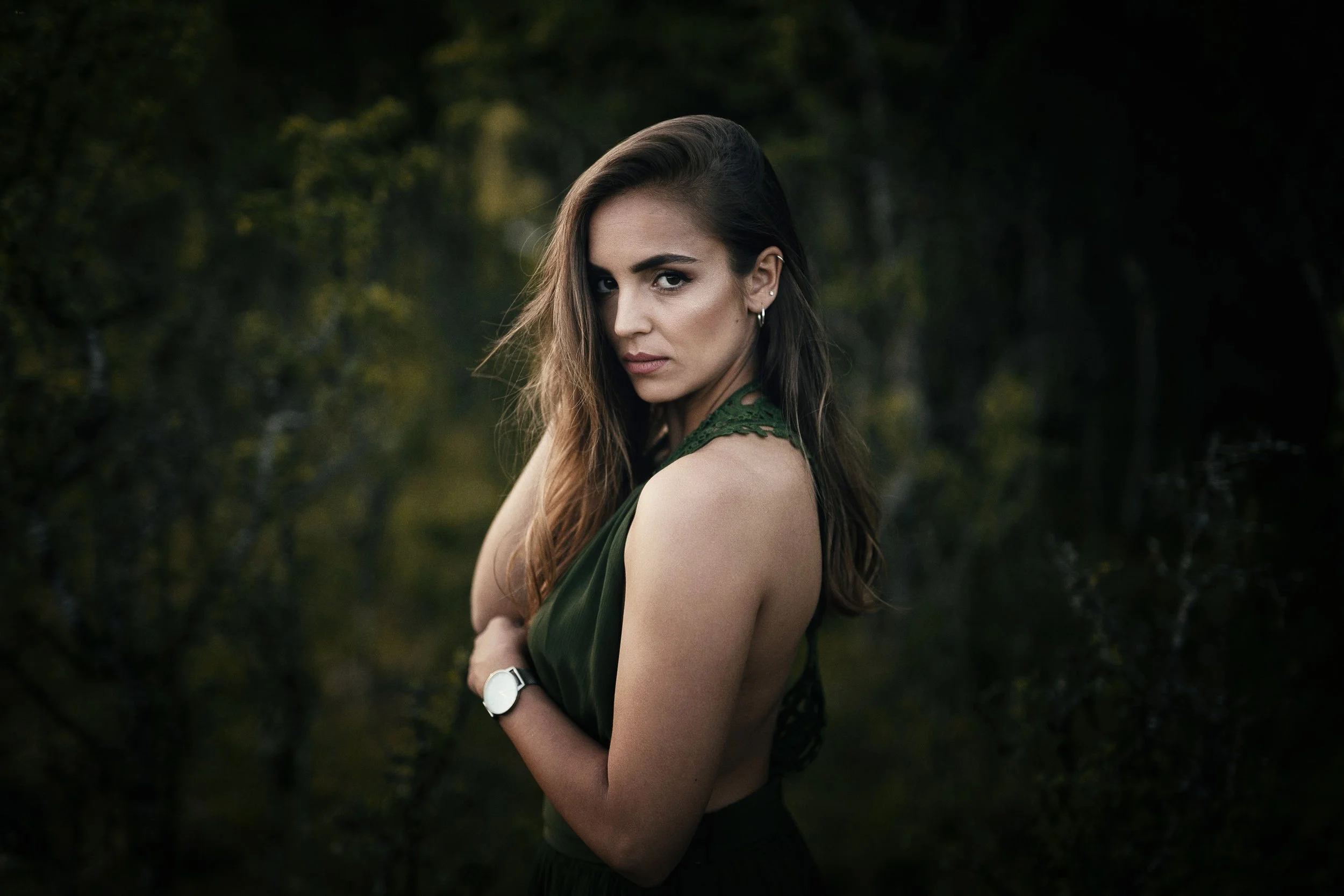 Portrait Outdoor mit weichem Licht von einer Frau in einem grünem Kleid