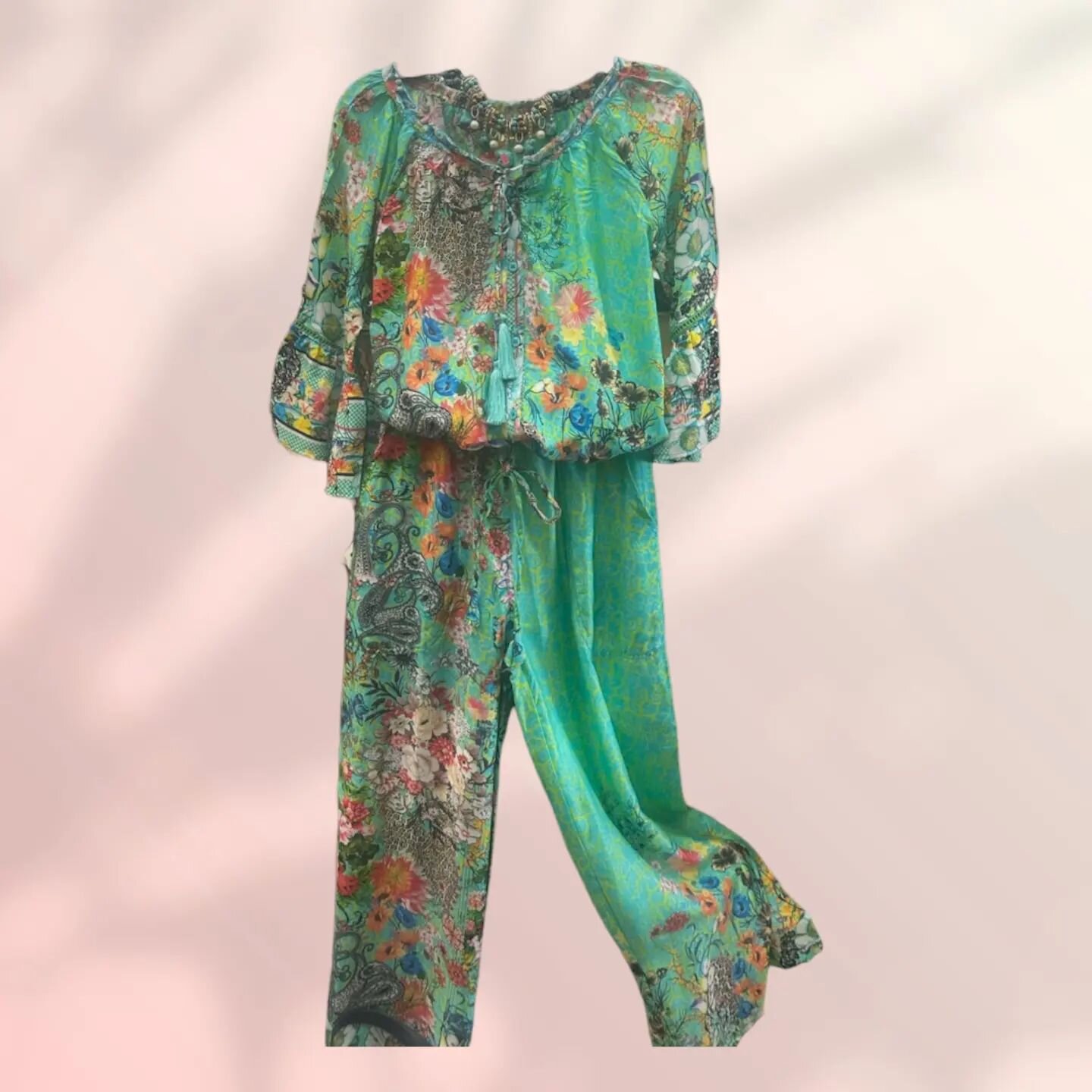 Romp around town!
.
.
#romperseason #floralfashion