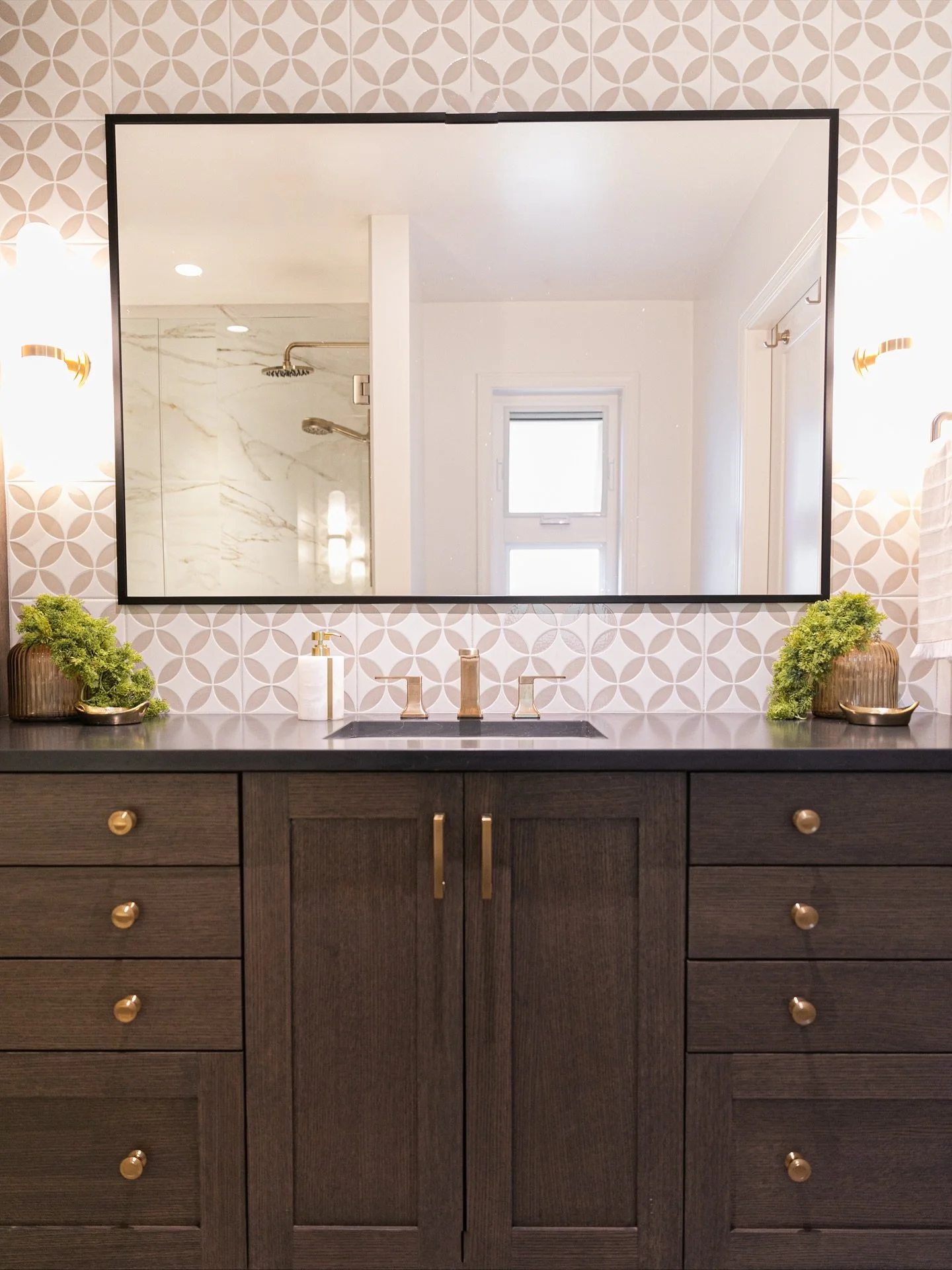 Because everyone loves a good Before and After&hellip;

We transformed this Primary Ensuite into a sophisticated oasis with a mix of warm tone marble, rich espresso oak and brushed gold accents.

The result is a grown up space that our clients can no