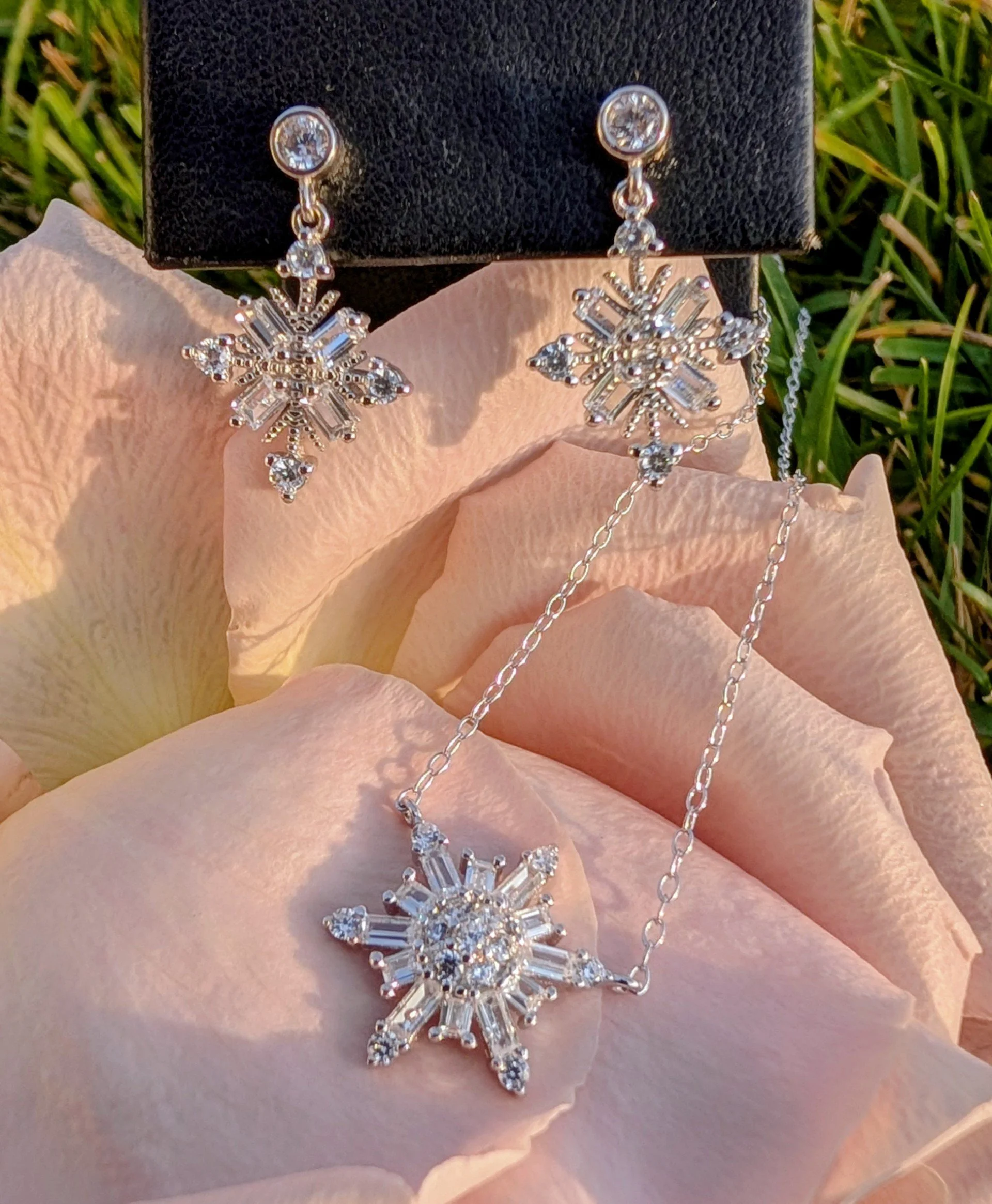 Sparkly Snowflake Pendant & Earrings Set.jpg