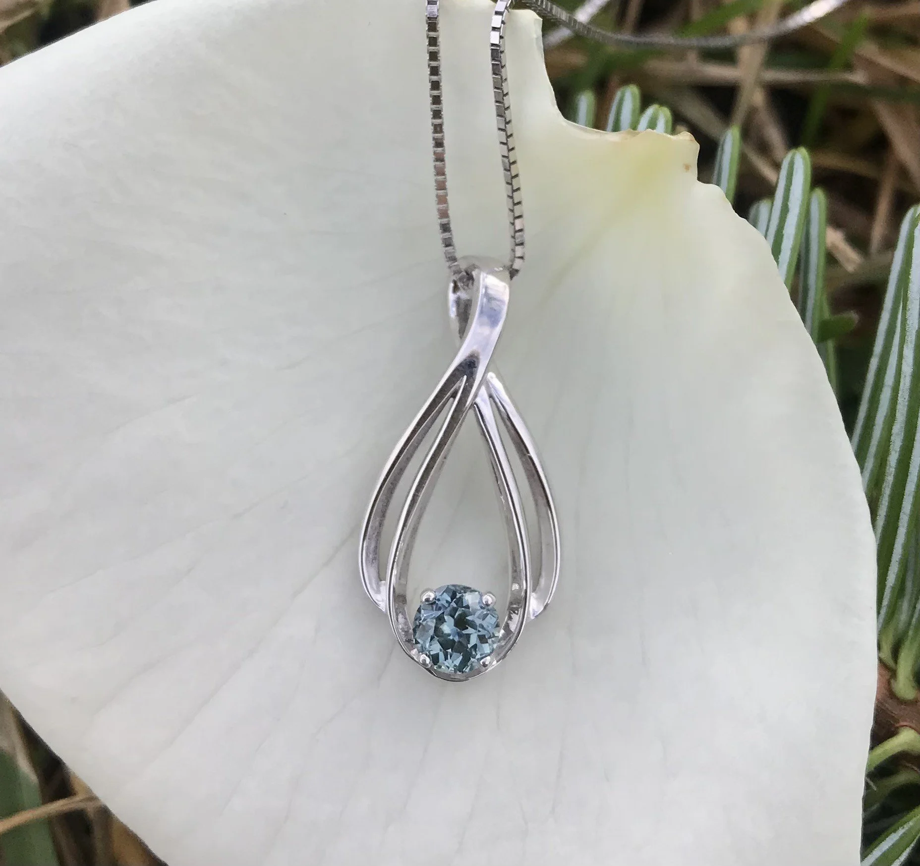 Montana Sapphire Loop Pendant.jpg