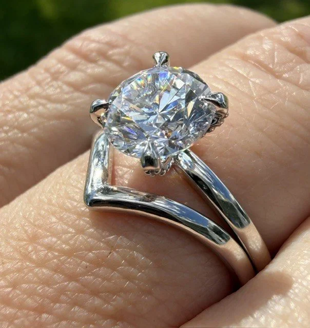 Dainty V Shaped Wedding Band3.jpg