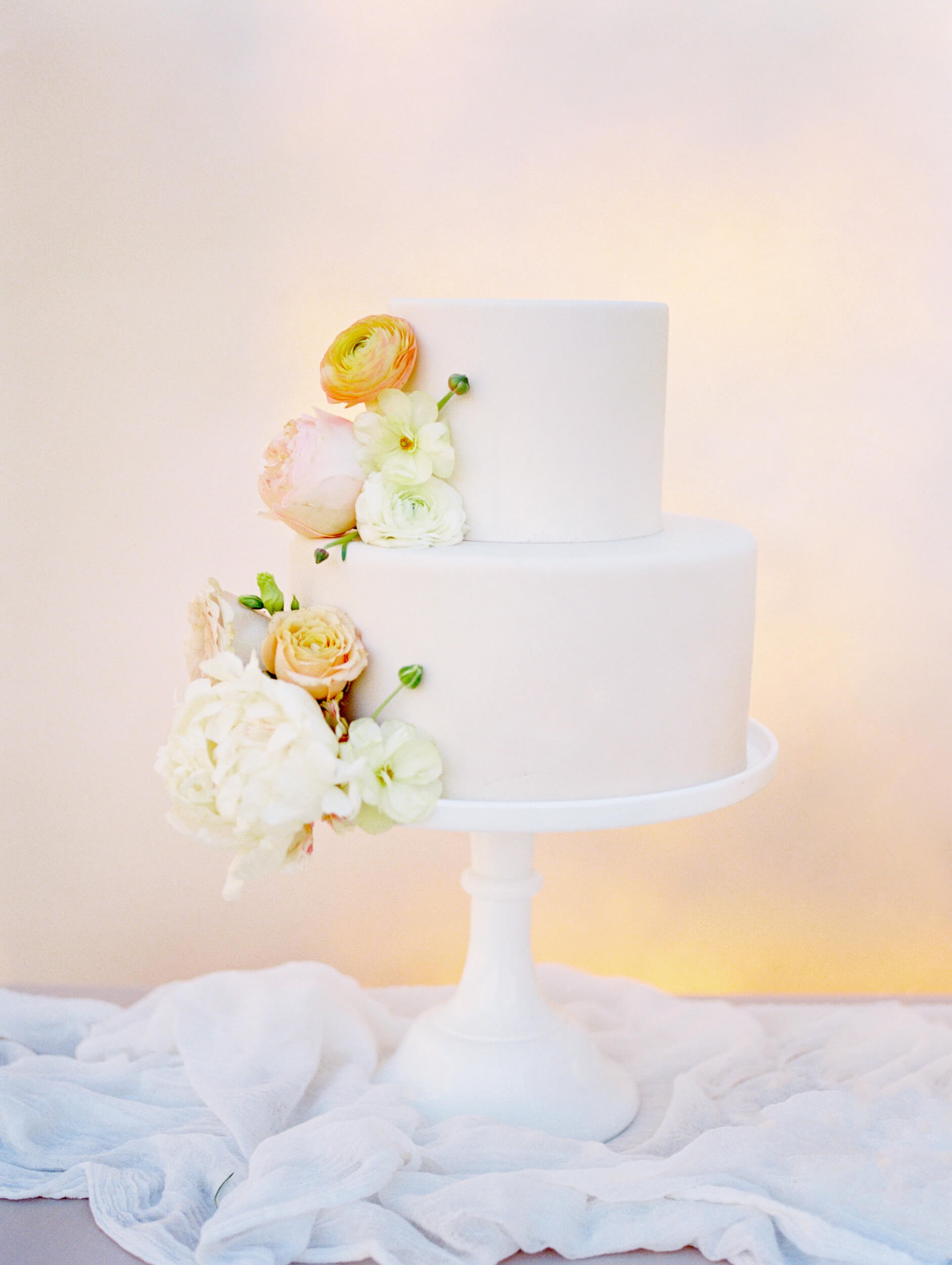 FriendsGiving_Romantic_Modern_Wedding_Cake.jpg