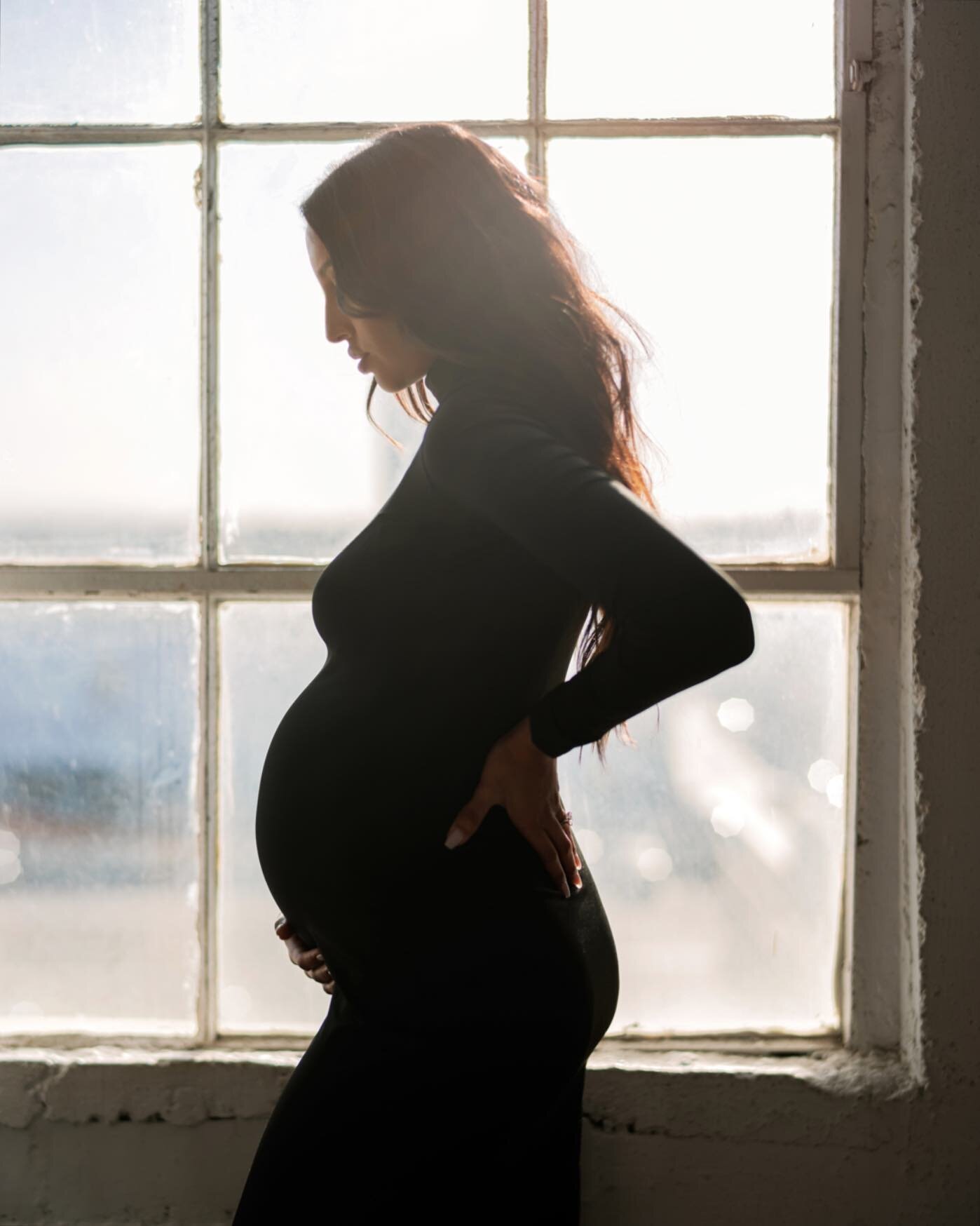 What a stunning #mama she is inside and out 😍 love that #mamaglow 🤍🖤 #mamatobe #maternityphotography #maternityshoot #losangelesphotographer #maternitypictures #pregnantbelly #prettylittlebumps