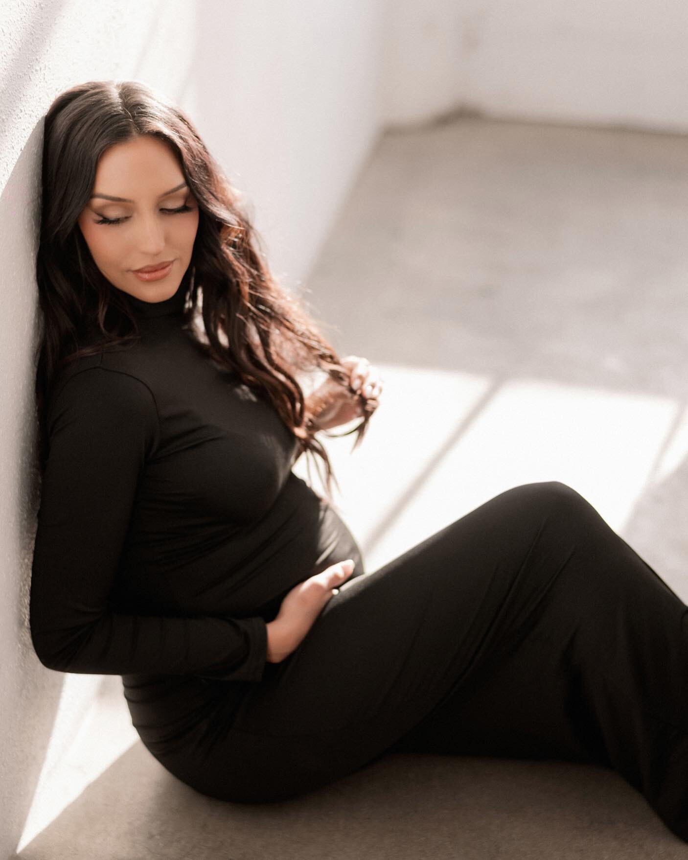 These are the moments with our #mamatobe that we truest cherish 🤍🖤 #mothertobe #maternityphotography #losangelesphotographer #maternitypictures #pregnantbelly #prettylittlebumps