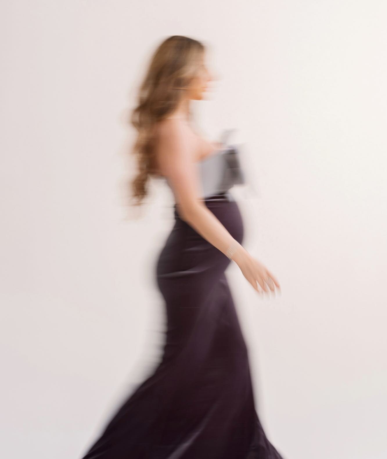 Just walking into motherhood 🤍🖤 #mamatobe #maternityshoot #maternitystyle #losangelesphotographer #pregnancyphoto #prettylittlebumps
