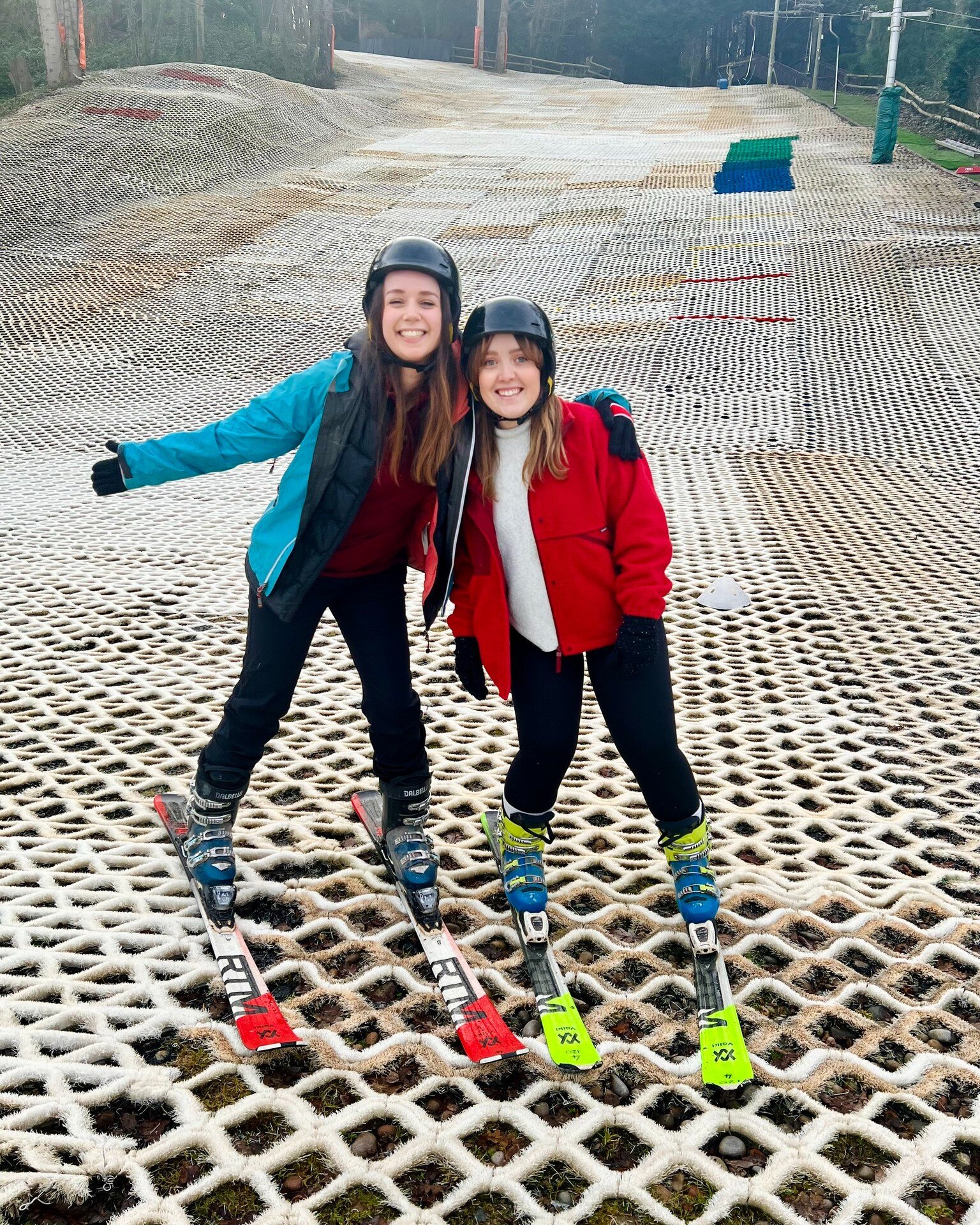 Last week was a fun one! @mendipactivitycentre roped me in to join forces with Katie, their fantastic content marketing exec. Our instructor, Tabs, put us through the ins and outs of a beginner's ski lesson to get content for some upcoming Instagram 