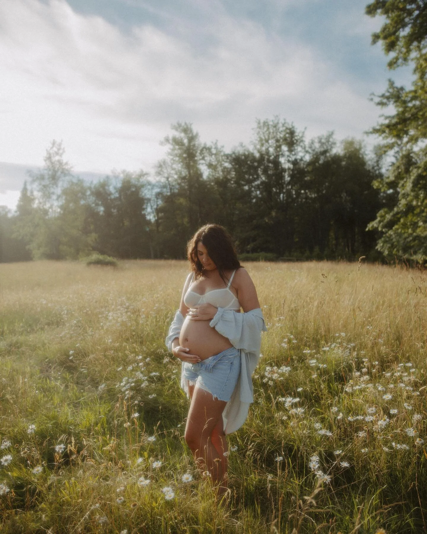 reminiscing on the loveliest summer sesh in Jess&rsquo; meadow ✨ @jessmoorehouse @jessicakirstenhair 

message me about your own summer sesh in the valley! 💫

//

#beautifulbc #vancouverphotographer #vancouverbc #vancouver #yvrphotoshoot #yvrmodel #