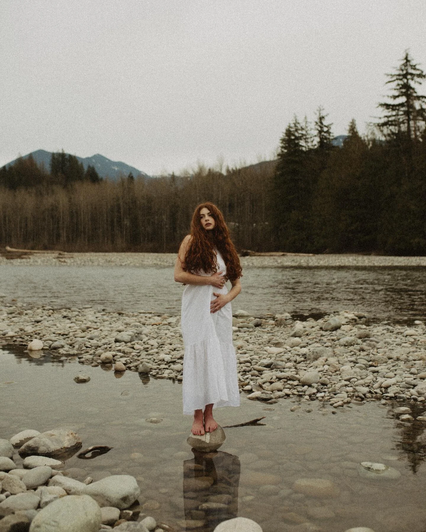 river fairy 💫🧚&zwj;♀️ @fall_tum 

//

#beautifulbc #vancouverphotographer #vancouverbc #vancouver #yvrphotoshoot #yvrmodel #yvr #yyj #yyjlocalbusiness #victoriabc #victoriabccanada #victoriaphotographer #explorecanada #explorebc #canadianphotograph