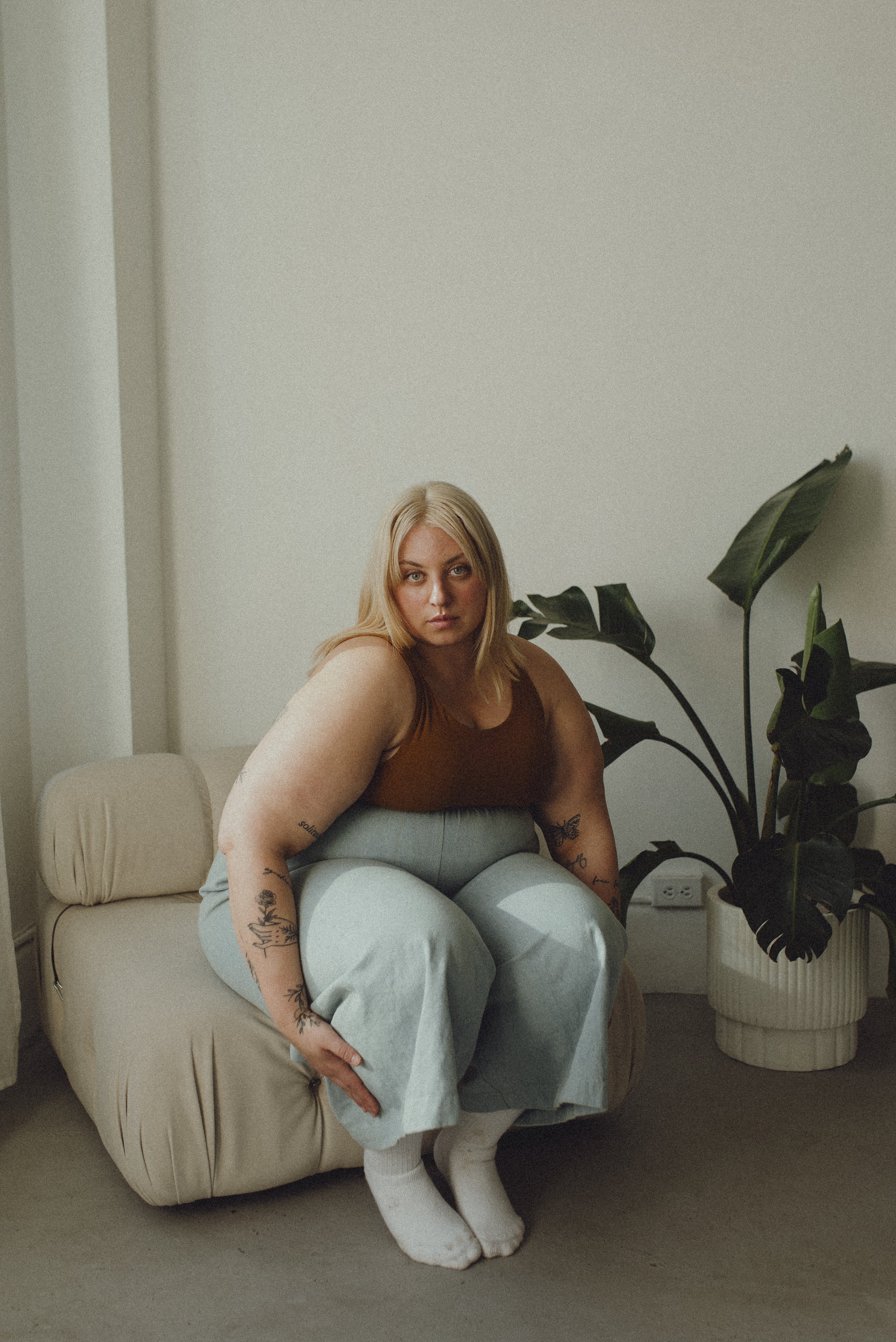 Natural light portrait of plus sized woman in Vancouver, BC studio