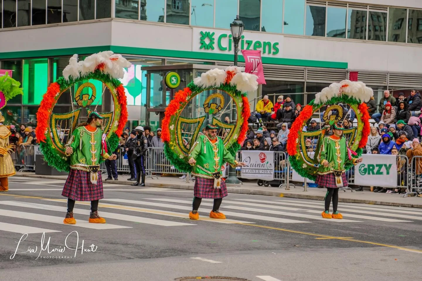 Luck of the Irish ☘️ 

Vincent, Shanon, and Maddie Cooney 

1st Prize Fancy Trio 🏆 

📸 @bootz1266 

#mummersparade2025 #mummers2025 #mummers2026 #philly #Philadelphia  #mummersmuseum #Philadelphiamummers  #goldensunrisenya #fancy #fancies #inclusio