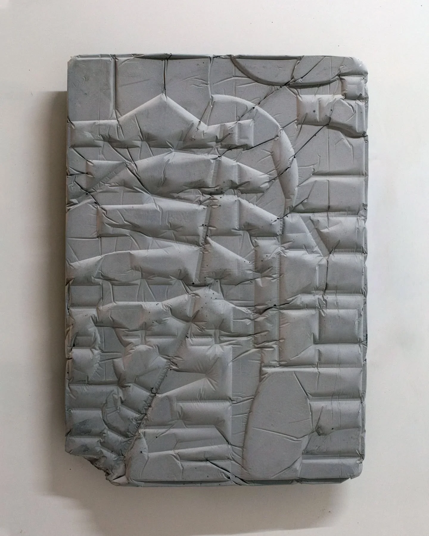 #188 #sculpture 
#ivngzmn

La serie PETRA recrea la erosión de una piedra desde materiales residuo encontrados en la calle como distintos tipos de plástico y madera.

Mi exploraci&oacute;n en concreto usa la materialidad de piedra como representaci