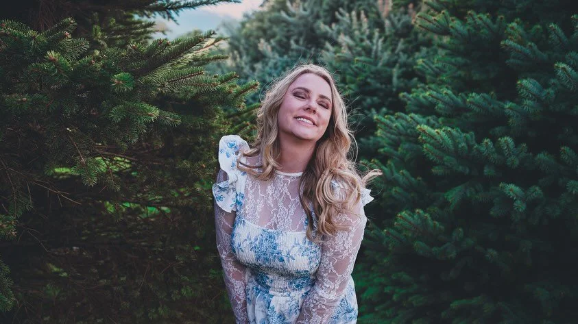 This account is now dedicated to self portraits and cat pics. You&rsquo;re welcome. 

Tools 📷:
Sony A7RIV
Adobe Lightroom + Photoshop

#PhotographyByMeghen