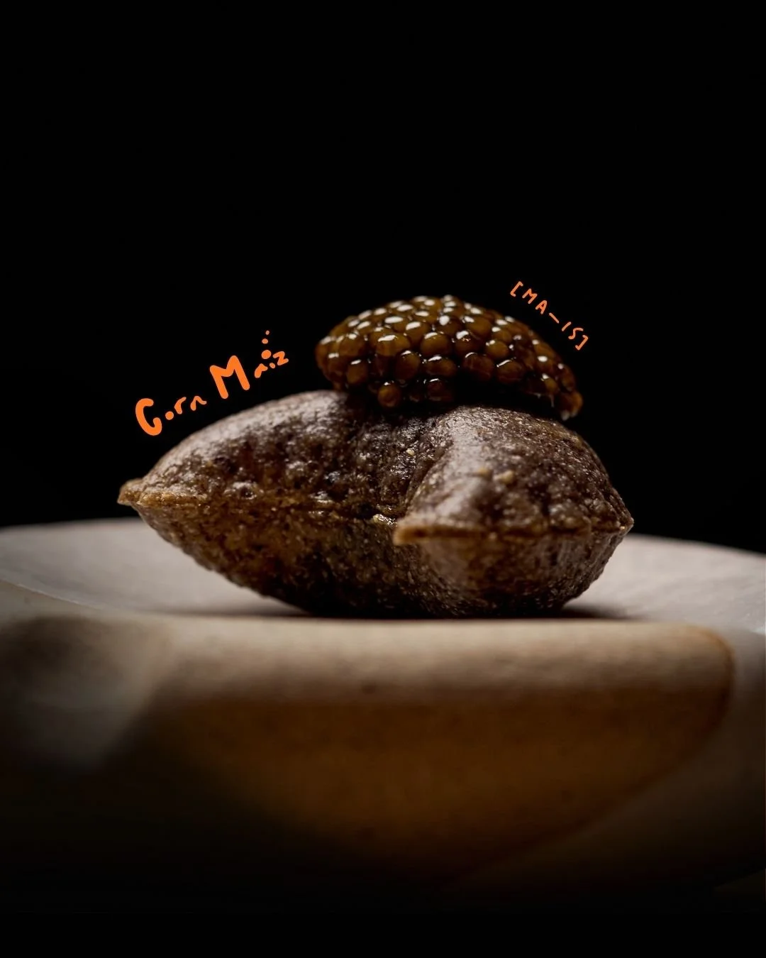 Our nixtamalized purple corn infladita now appears in a delicate half-moon shape, filled with kombu, dried chili emulsion, and Aori squid, crowned beautifully with Kaluga caviar.

Exclusively featured on our sixth year journey dinner menu.

我們的紫玉米inf