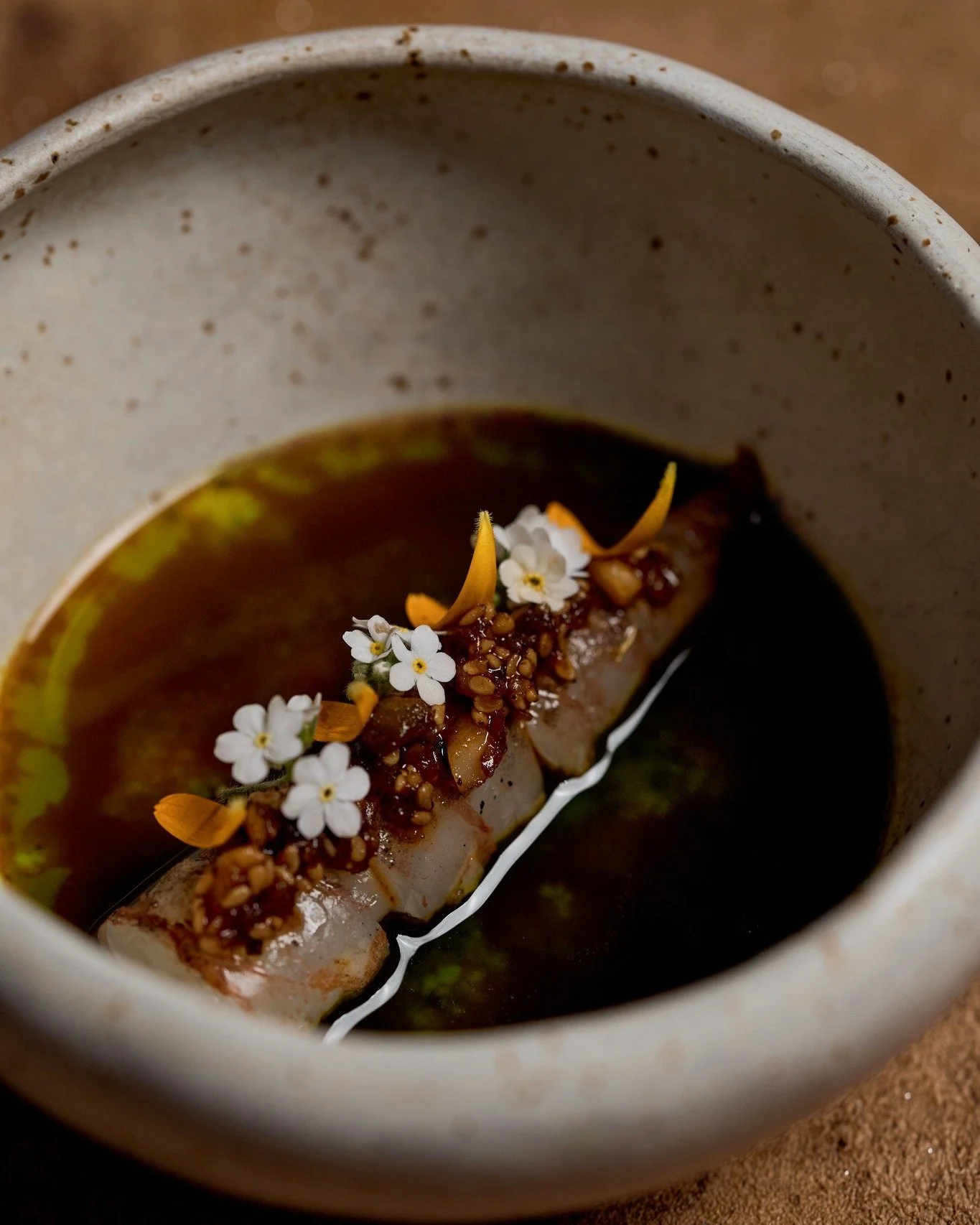 Charcoal-seared Japanese Botan Ebi, inspired by French custard royale techniques, paired with sofrito custard, and garnished with salsa macha, coriander oil, and lime. A dish of multiple textures and complex, layered flavours.

炭燒日本牡丹蝦為主角，靈感來自法式皇家燉蛋，