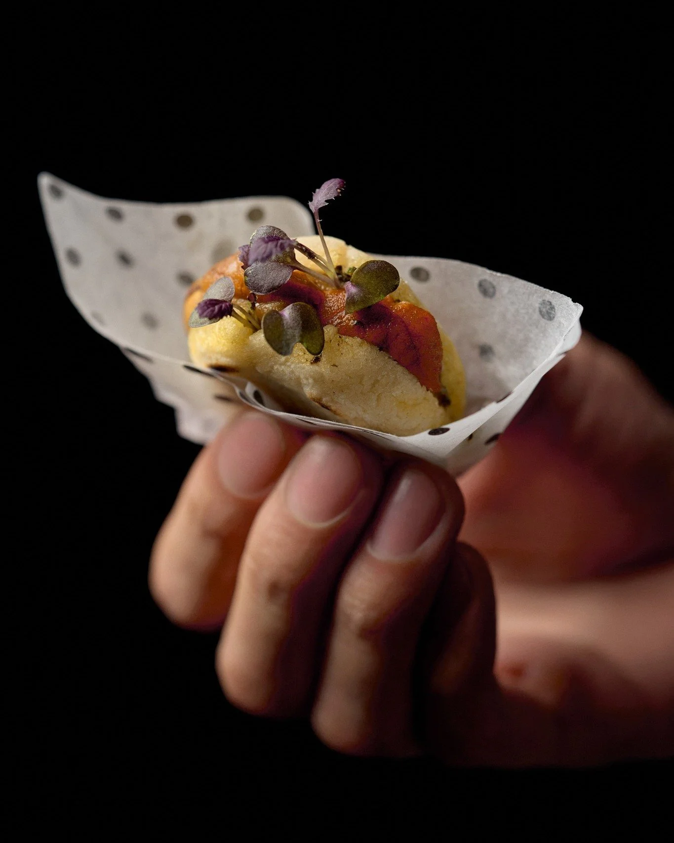 Inspired by the ocean&rsquo;s essence. Fresh Japanese uni and briny seaweed emulsion fill a cripsy, golden arepa. Savour them by hand&mdash;one or two sublime bites are all it takes.

靈感源自海洋。新鮮日本海膽與鮮海藻乳沫，注入金黃酥脆的玉米餅中。建議以手輕握品嚐，一兩口間，盡享這份極致滋味。

#MONOhkg 