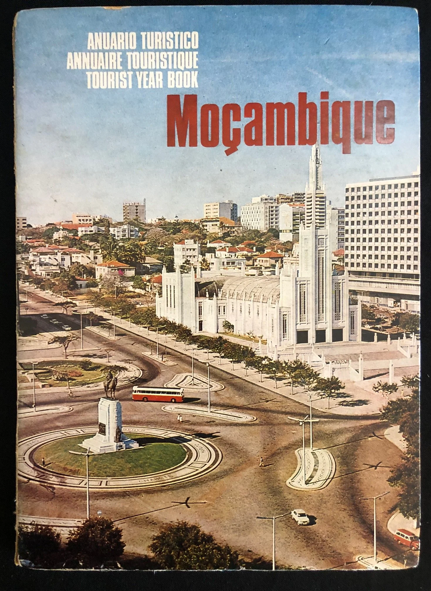 Moçambique: Anuário Turístico / Tourist Year Book published in Lisbon (1971)