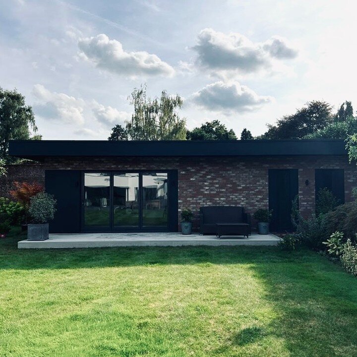 getting summer ready... a flashback to this beautiful garden house project with
@inframe_garden_rooms 

#surreybuilders #gardenroom #springisonitsway #weybridge #localbuilders #surreybusiness
