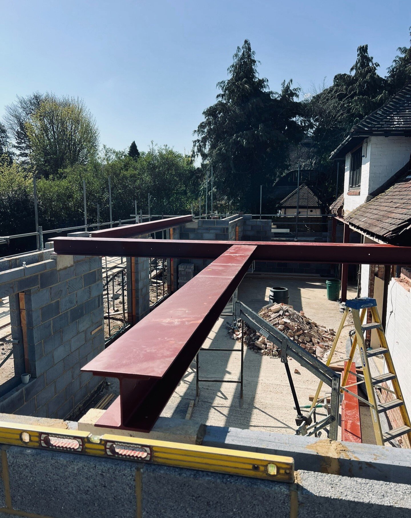 The beams are going in... The team were flying today getting the steels in place with @surreysteels over at the East Horsley project...

A bit of sunshine doesn't hurt either..

#constructionlife #steelbeams #surreybuilders #surreybusiness #localbuil