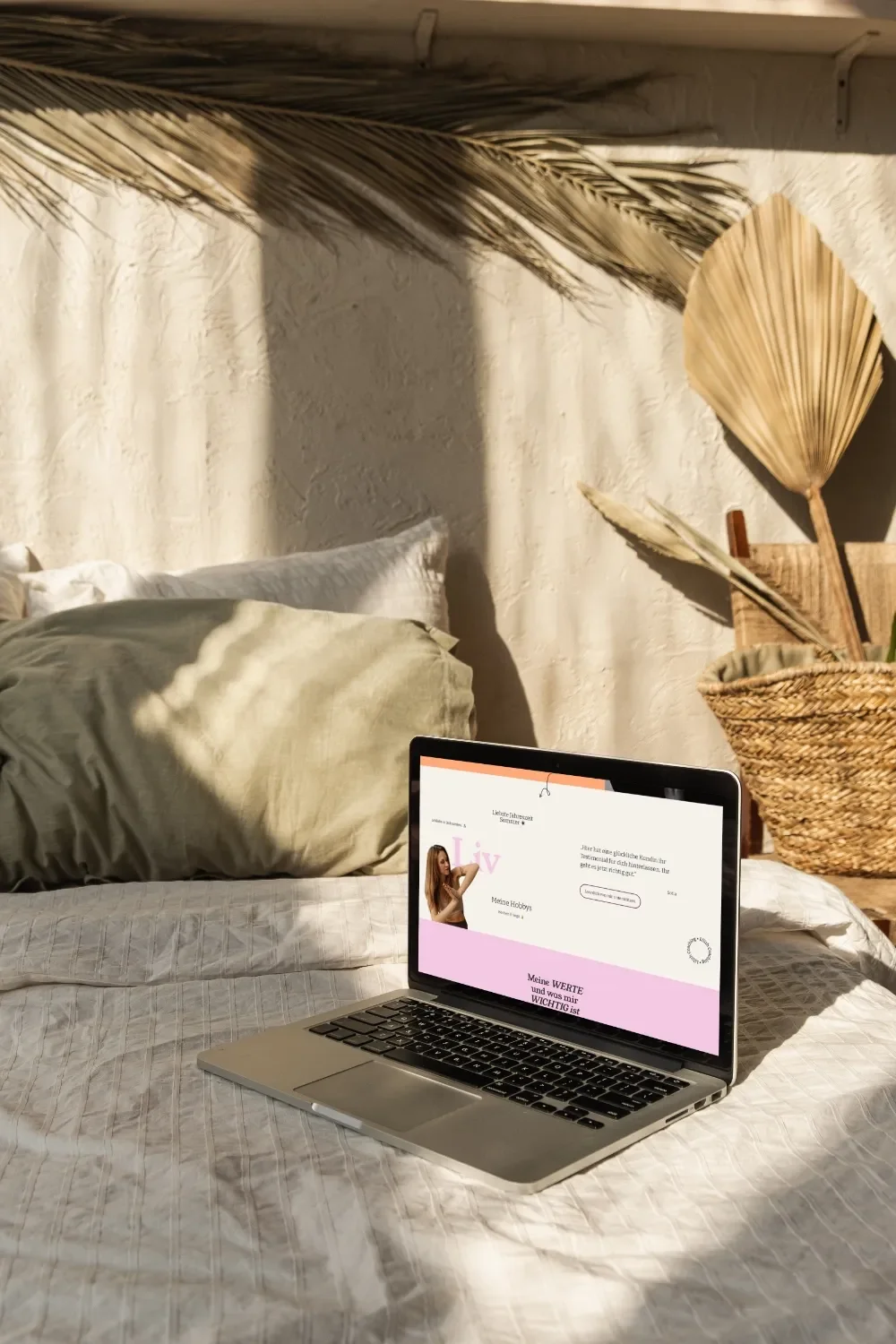 Laptop mit Maia Studio Squarespace Website Template Lilith vor gemütlichem Hintergrund