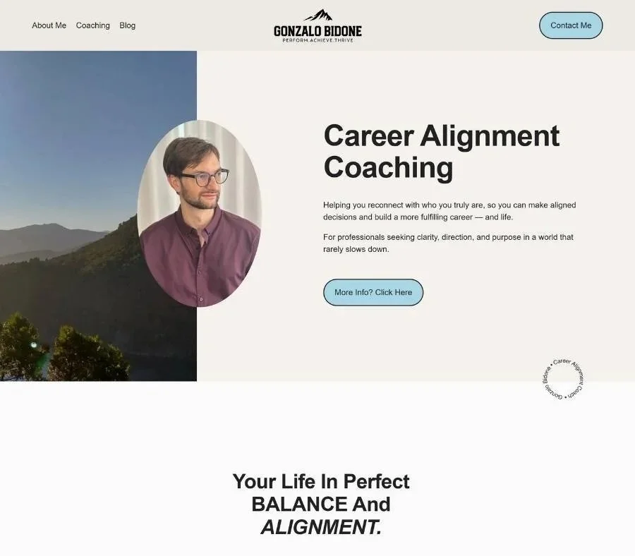 Hellblau und beiges Webdesign von Maia Studio für Karriere-Coach