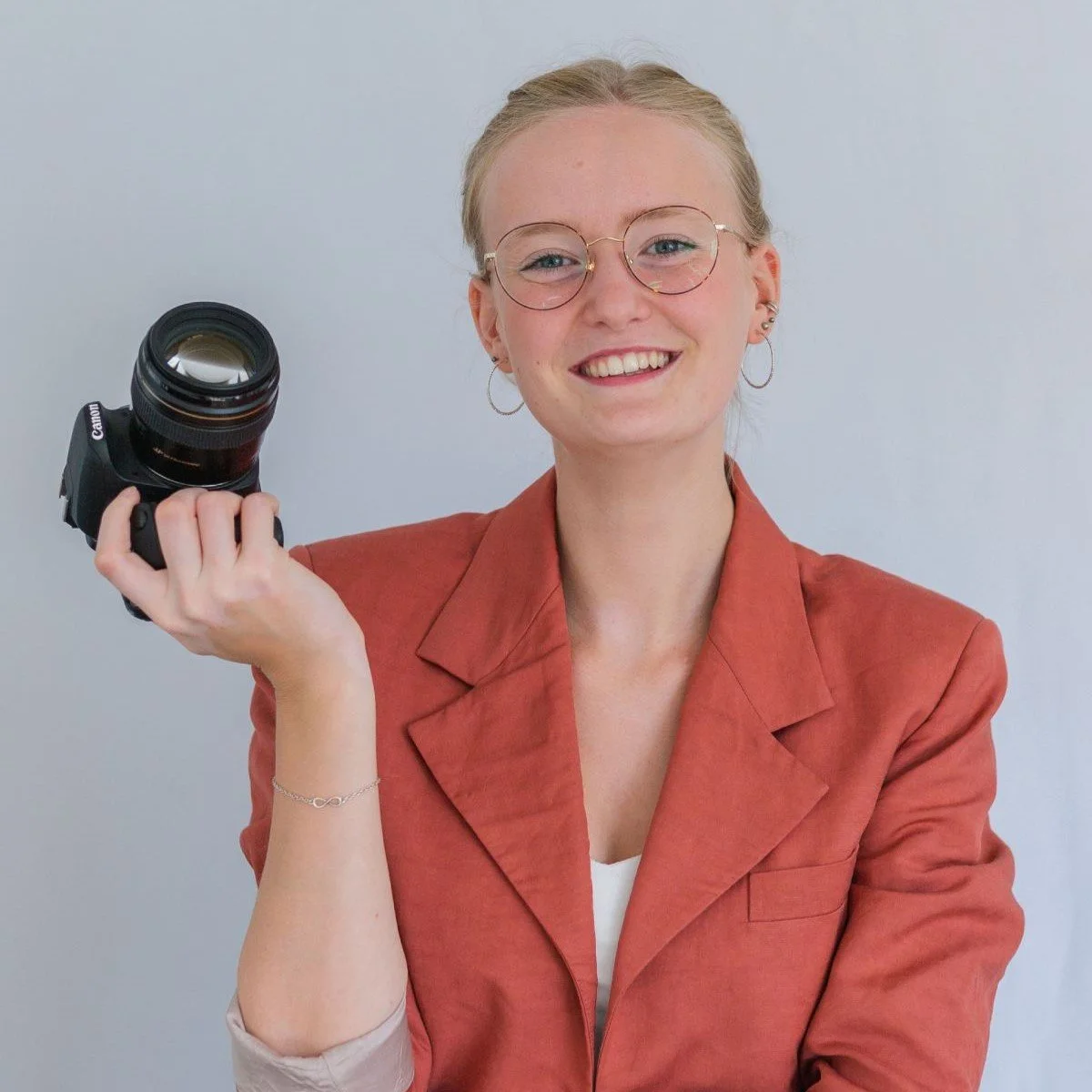 Fotografin Annika mit Kamera