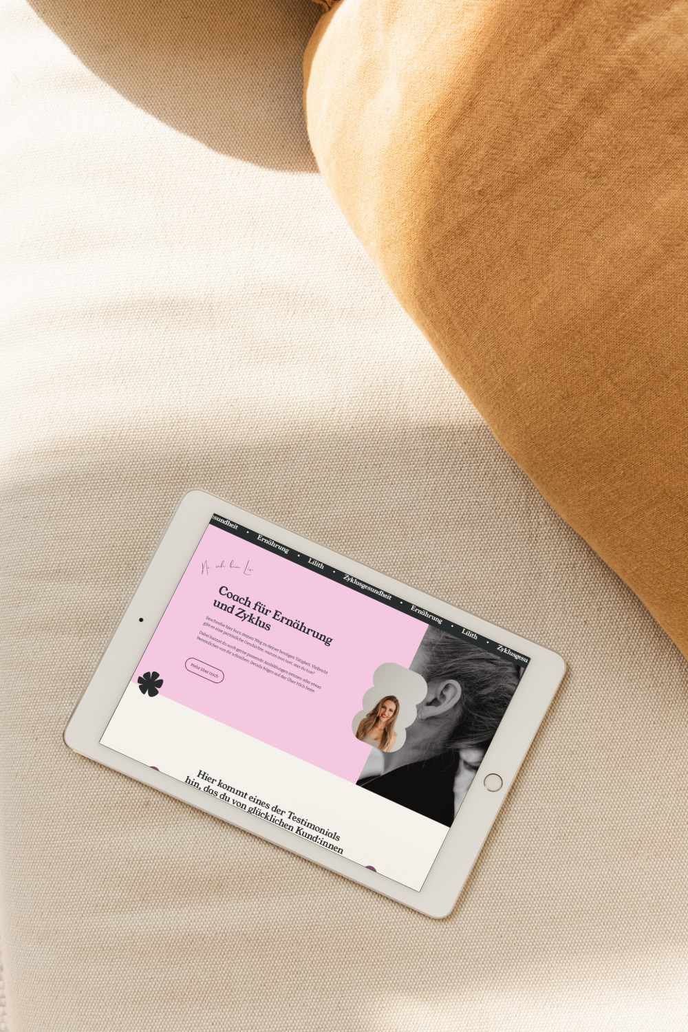 Tablet mit Website Template auf weicher Oberfläche