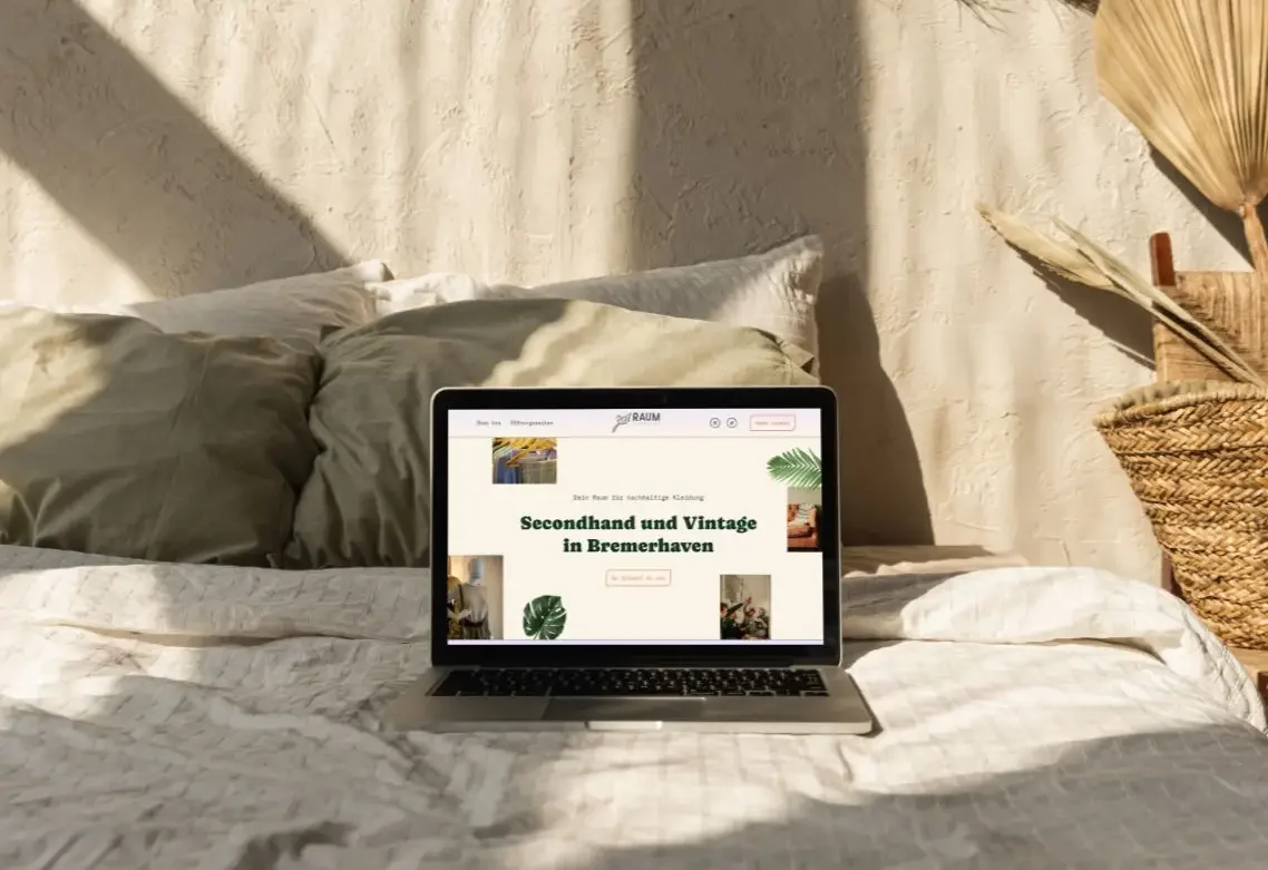 Laptop mit erstellter Website mit natürlichem, beigen Hintergrund