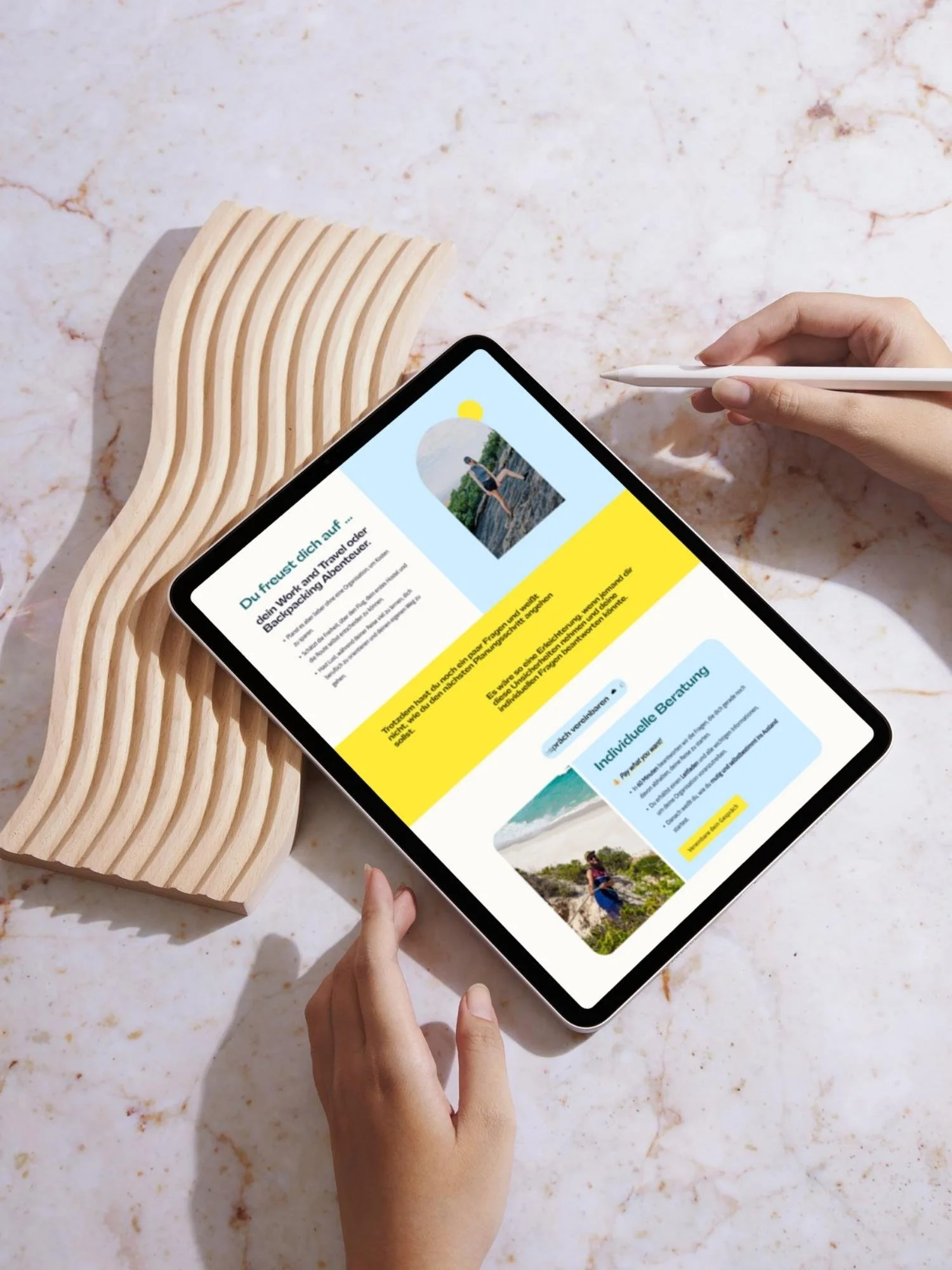 Tablet mit Reiseblog Website