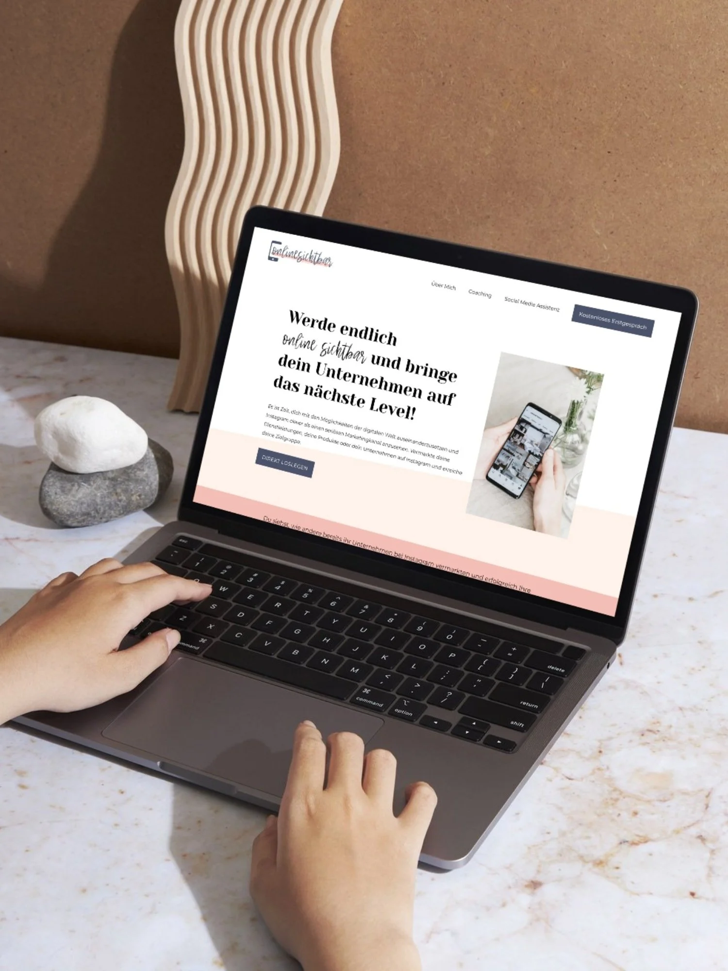 Laptop mit Website einer Social Media Managerin