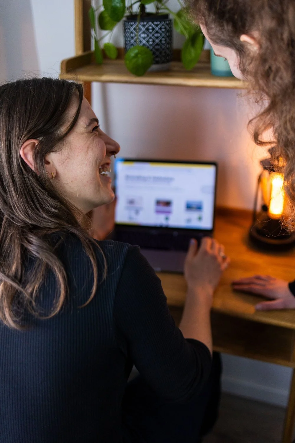 Webdesignerinnen arbeiten an Squarespace Website