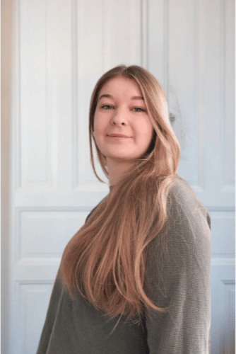 Webdesignerin Bex vor weißer Tür