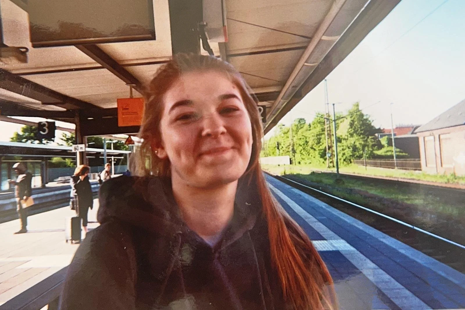 Bex lächelt in Kamera