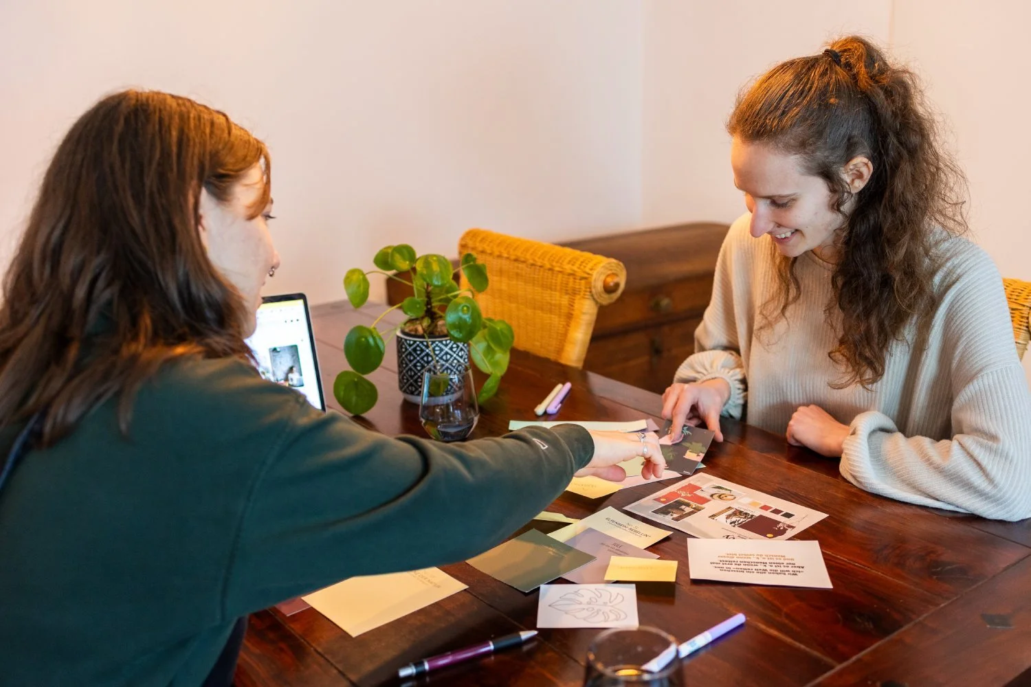 Zwei Webdesigner planen ein Branding am Tisch