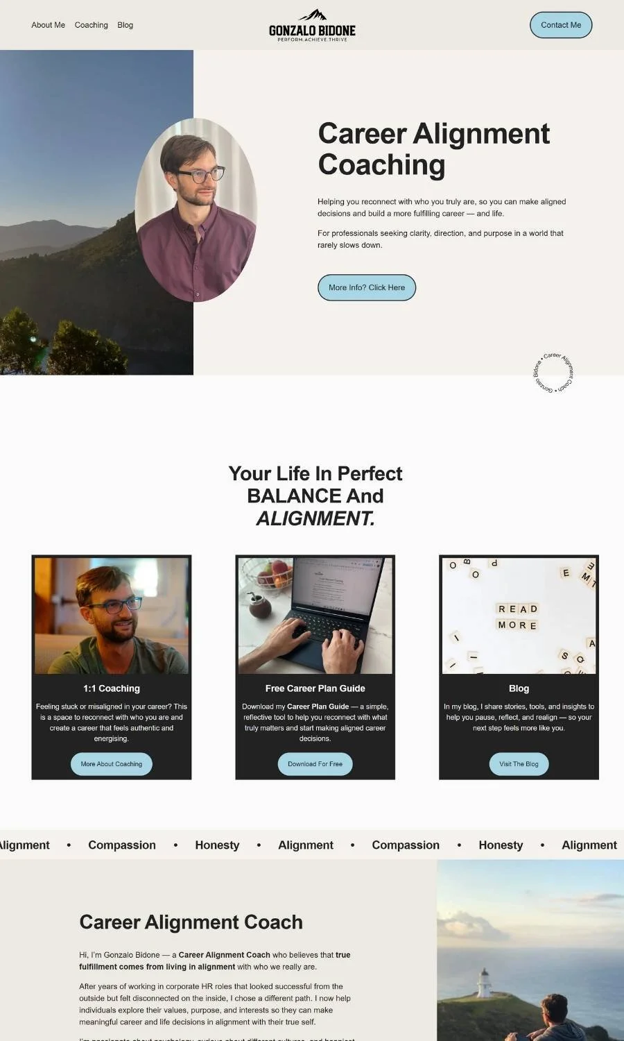 Beige-blaues Webdesign für Karrierecoach mit wertebasierter Ausrichtung
