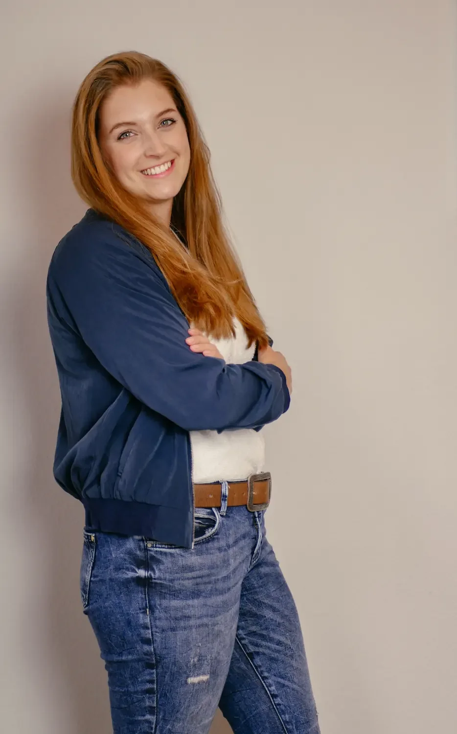 Social Media Managerin Louisa mit blauem Jäckchen
