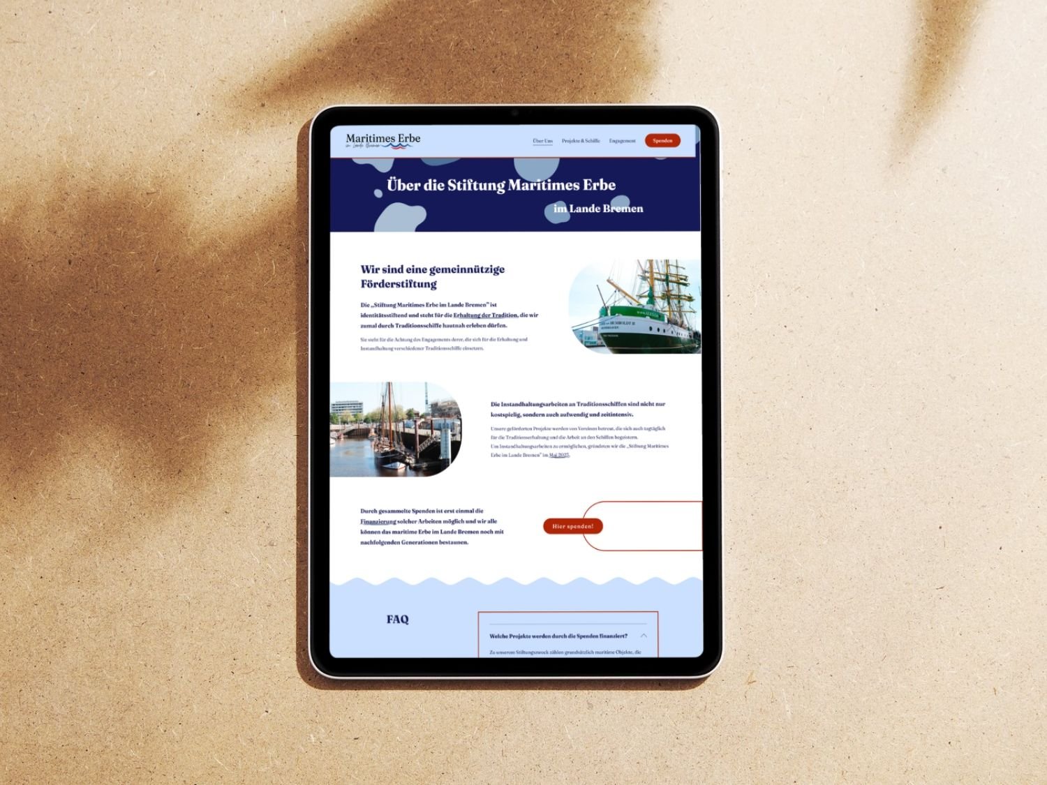 Tablet mit Website einer maritimen Stiftung