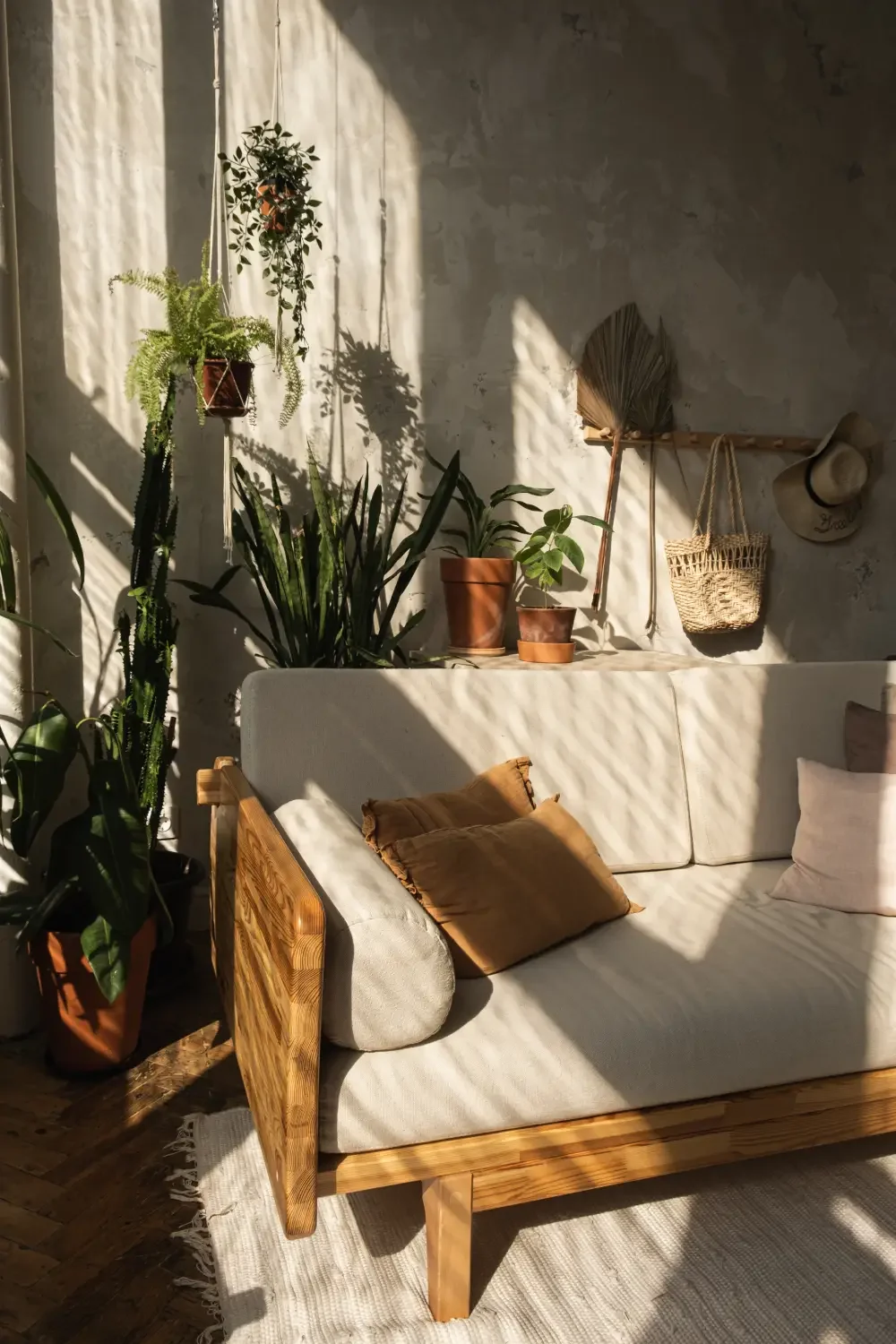 Gemütliches Sofa umgeben von Zimmerpflanzen