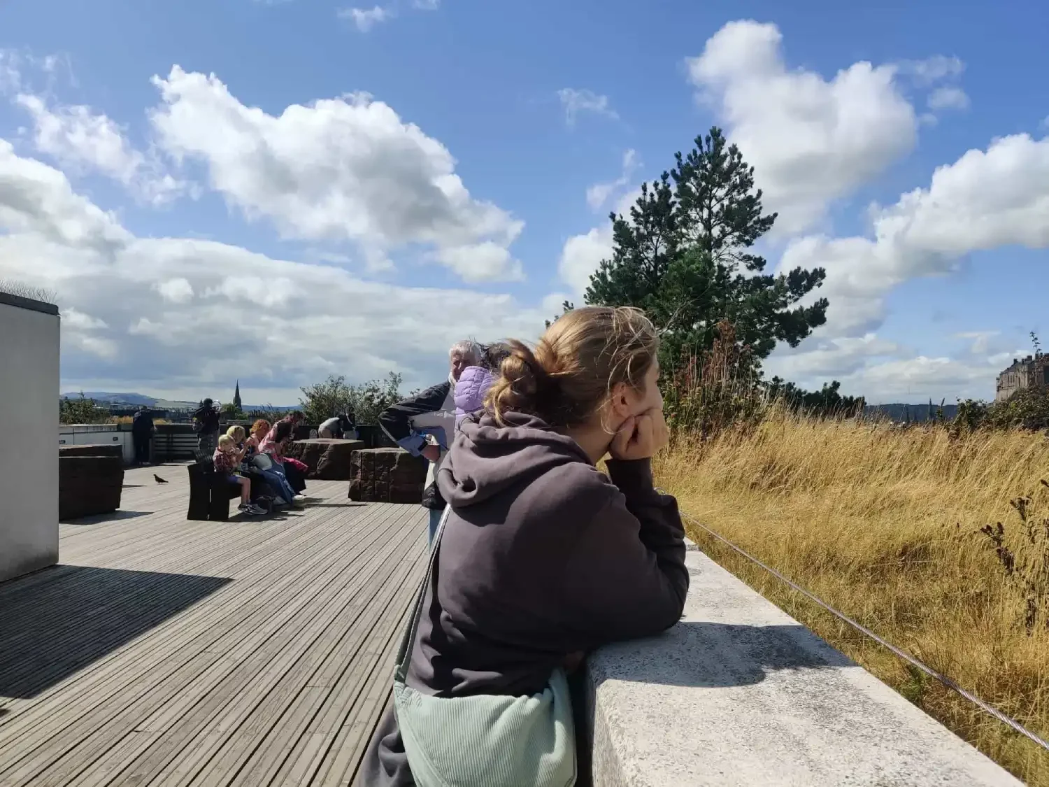 Bex guckt von Dach in die Ferne