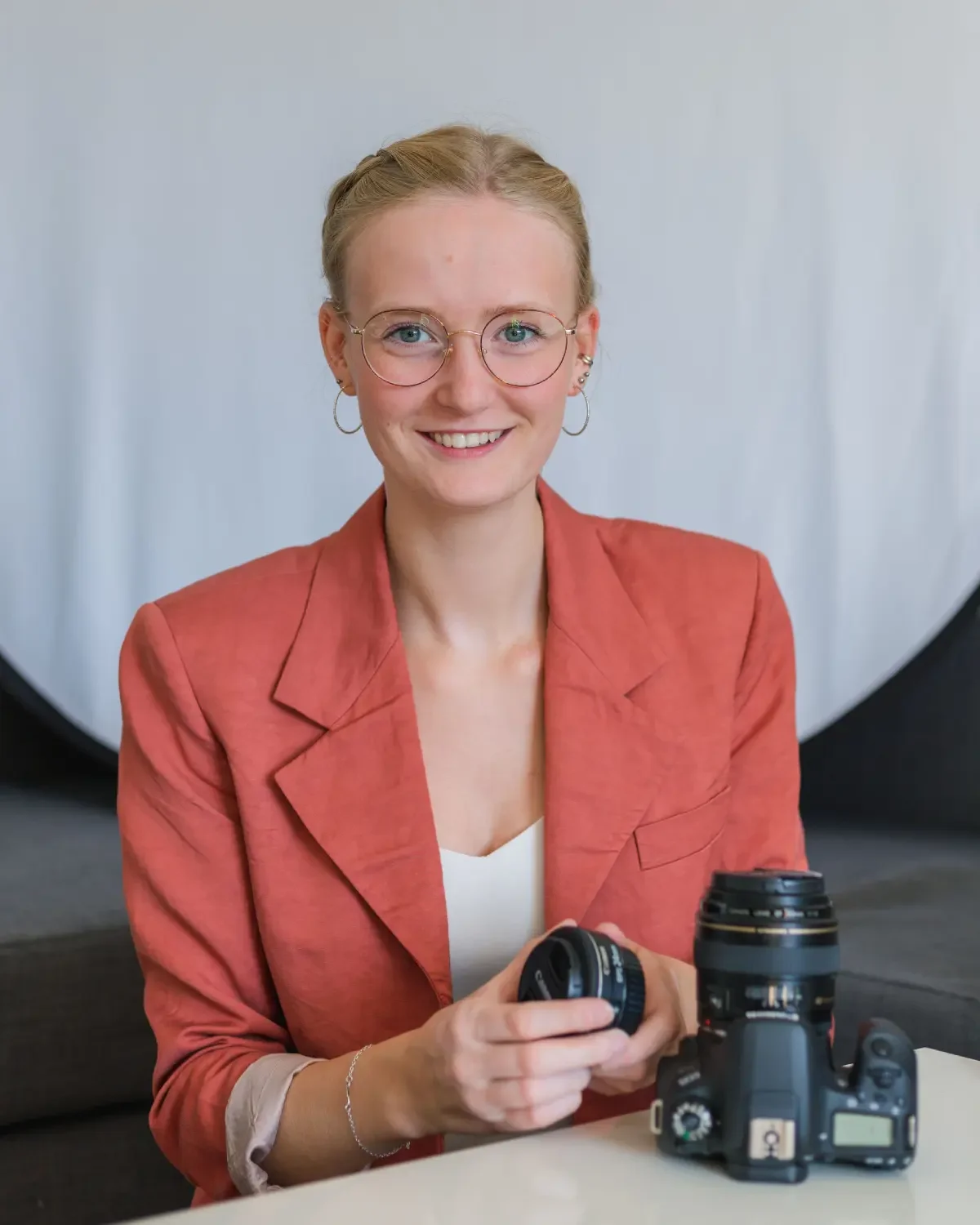 Fotografin Annika Ley mit Kamera in Hand
