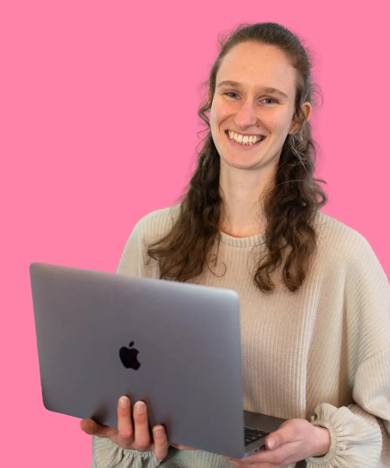 Maia Studio Webdesignerin Maike mit Laptop vor pinkem Hintergrund